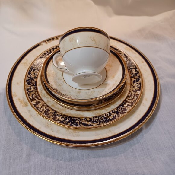 WEDGWOOD England CORNUCOPIA 1995 Bone China (Five) 5 PC Place Setting Blue Mark - Picture 2 of 11